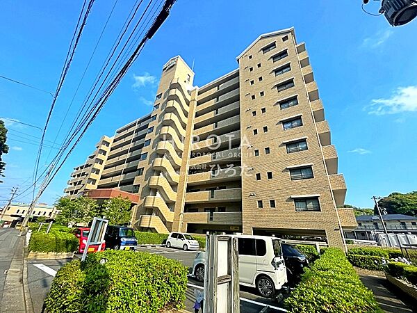 周りに引けを取らない堂々とした外観です。