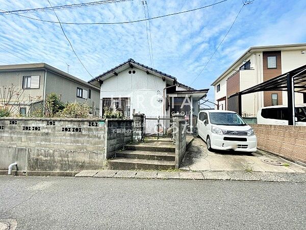200号線から1本入った立地です。