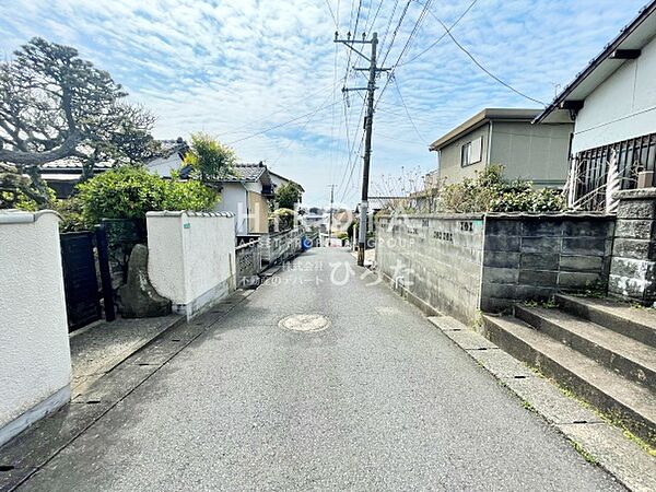 接道も12ｍ取れており、車の出し入れもしやすい場所です。