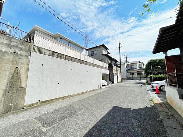 閑静な住宅街です。住宅街には公園もあり子育ての環境に良い立地です。