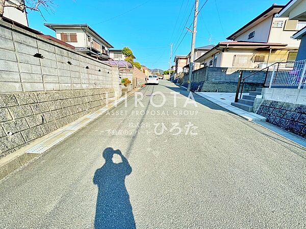 　鴨生田小学校前　バス停まで徒歩６分