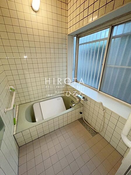 浴室に窓があり換気ができます。