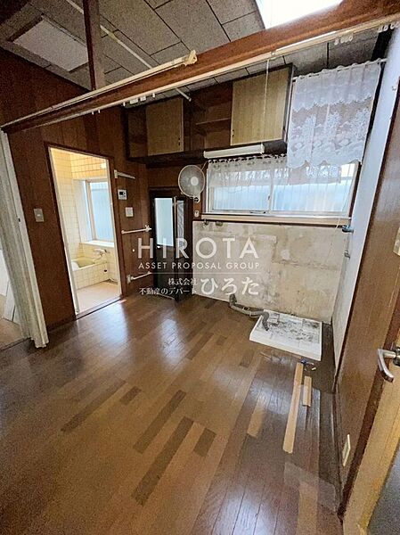 室内洗濯機置き場があります。窓もあり洗濯物を室内干しするスペースとしてもよさそうです。