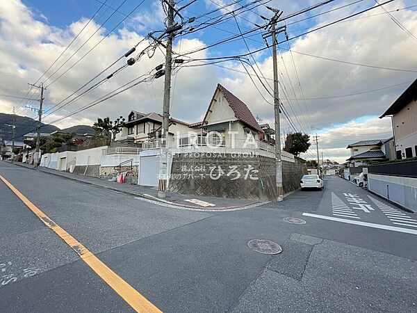 敷地は広々約77.89坪あります。