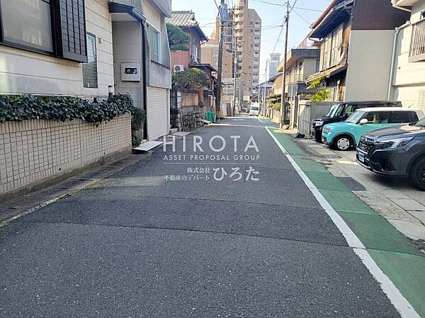 南側に面しています。道路幅員約6ｍあります。