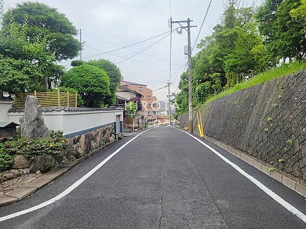 東側です。道路幅員約6.1ｍあります。