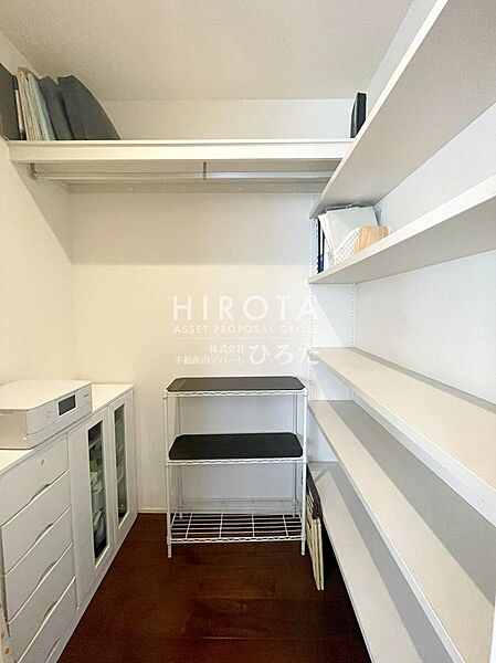 棚がついておりきちんと整理整頓ができます。