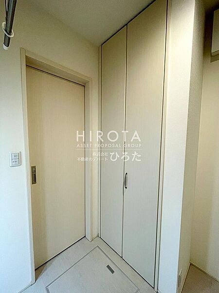 脱衣室にも収納スペースがあります。洗剤やお掃除道具など収納に便利です。