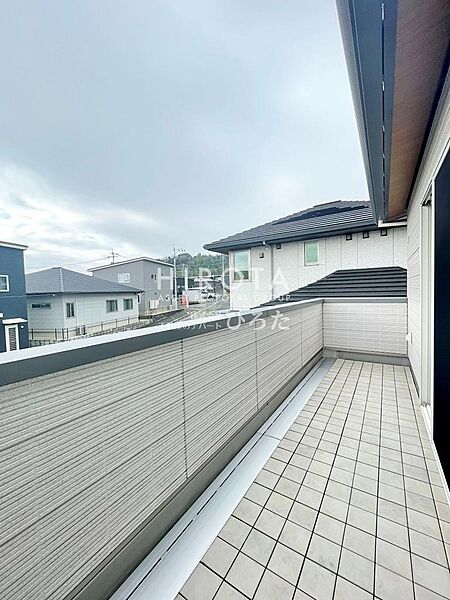 2階に広々としたバルコニーがあります。