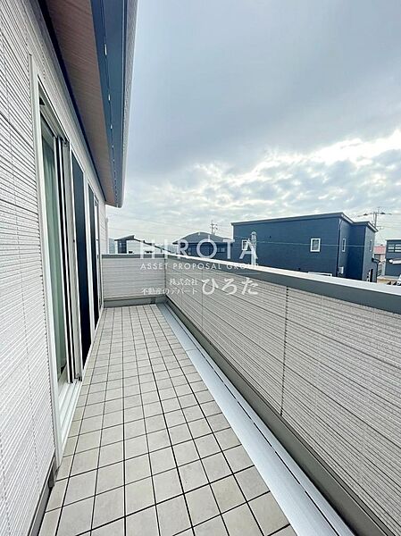 南側と東側にバルコニーがあり日当たり良好です。