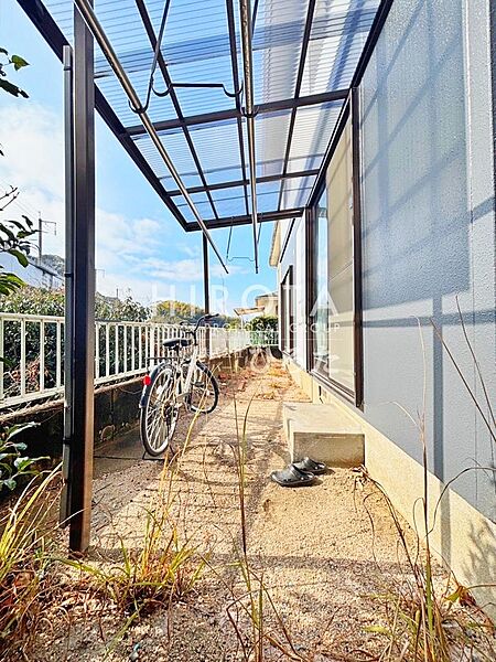 物干しも屋根付きなので多少の雨もしのげますね