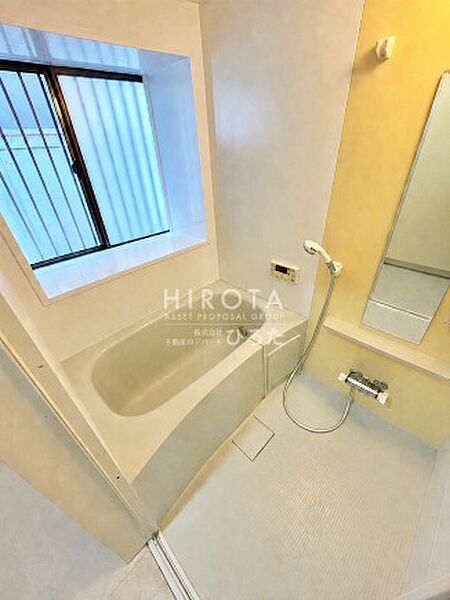 追い焚き機能付きバスです。水道代の節約に繋がります。　掲載写真は、見やすさのため生活用品の一部を画像編集で除いています。