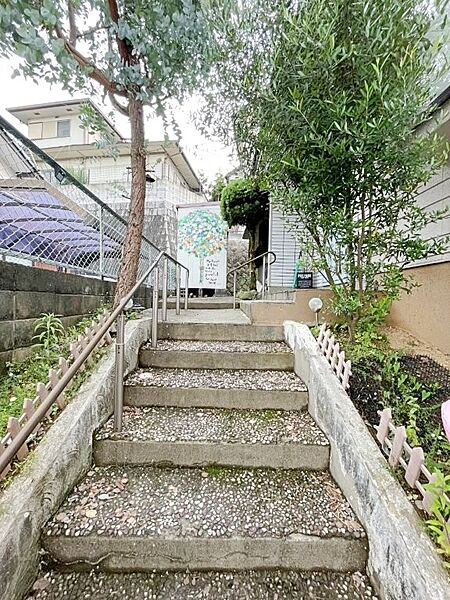 階段に手すりがついており安心です。