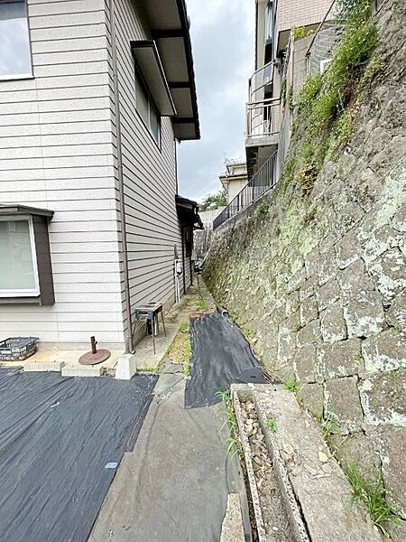 西鉄バス「黒原二丁目」徒歩8分、小倉駅まではバスで約21分です。