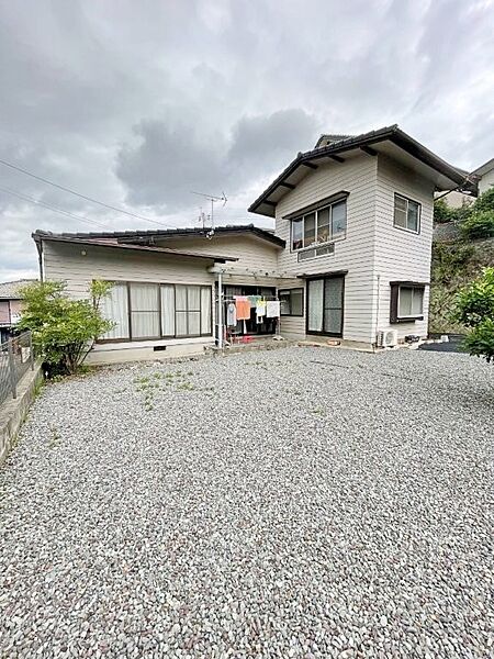 広いお庭は砂利が敷かれてありお手入れしやすいですよ。