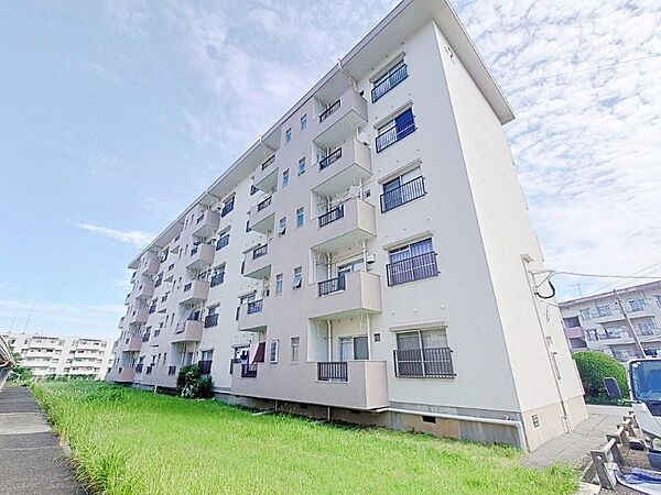 西鉄バス「小鷺田」徒歩7分、黒崎駅まで約12分の乗車で到着します。通勤やお出かけに便利ですよ。
