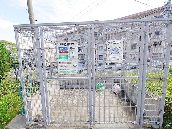 ゴミステーションには柵があり、鳥等に荒らされる心配が少ないのが嬉しいですね。
