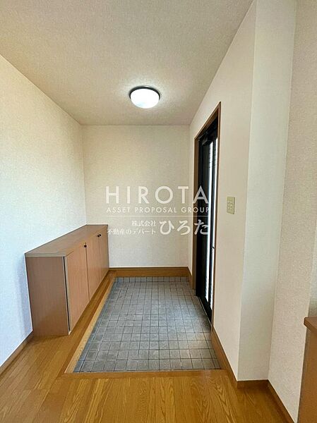 靴箱の上にカギなどの物を置けたり、飾りができたりと、お好きにアレンジできます。