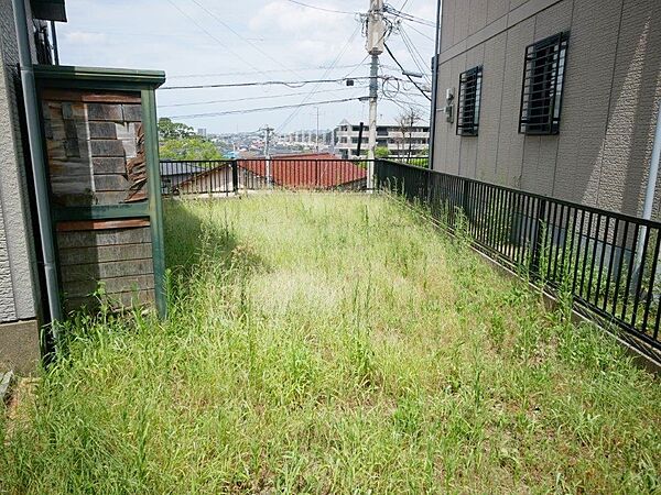 お庭があります。道路から階段を上って敷地になるため周囲の目が気にならないのも魅力的です。