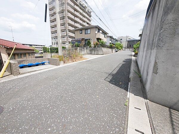 北側道路に面しています。