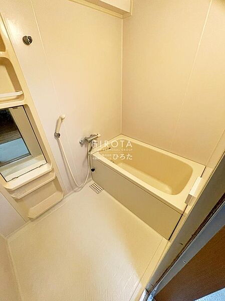 換気扇よりスタイリッシュなレンジフードはダクトを通して換気するため外気のホコリや騒音も遮断できます。