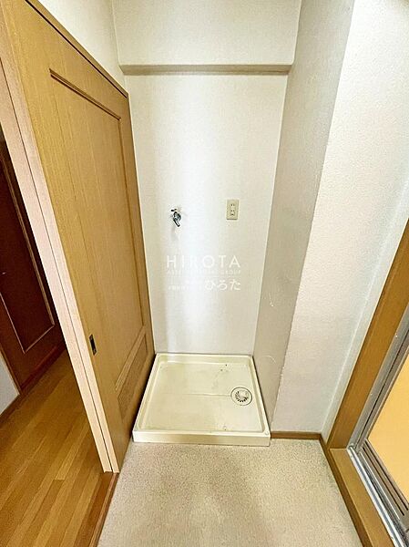 洗面化粧台の横に洗濯機が置けるスペースがあり、入浴時に脱いだ服を洗濯機に入れられるのがいいですね。
