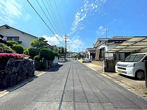 前面道路は幅員6ｍあります。