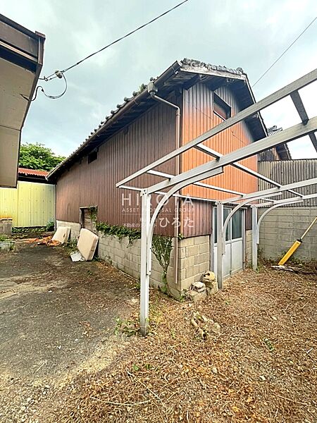敷地内に井戸　巨木2本、未登記倉庫1棟あり。