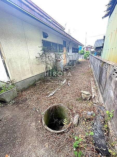敷地内に井戸　巨木2本、未登記倉庫1棟あり。