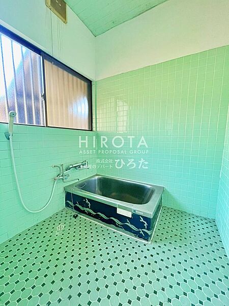 浴室には大きな窓があるので、風を通せばカビの予防にもなります。