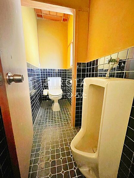 男性専用便器もあり、奥には温水洗浄暖房便座機能が付いたトイレもあります。