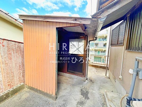 駐車場奥には小屋があります。