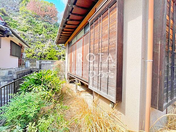 庭からみた建物横部分