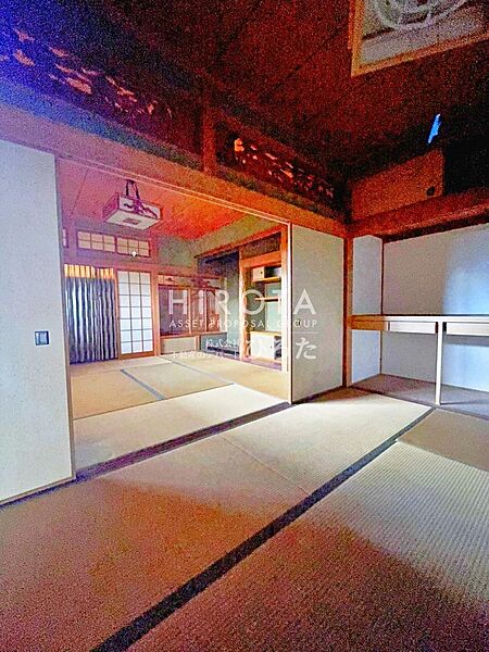 隣の和室とつなげて12畳以上の和室として使うこともできます。