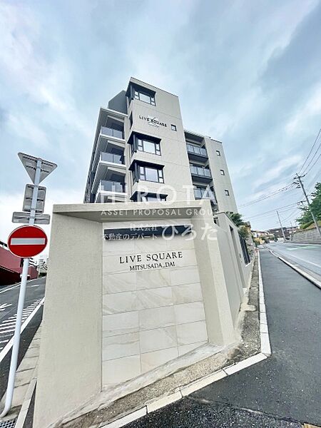 スーパーサニーまで徒歩約2分で日々のお買い物に便利ですね　
