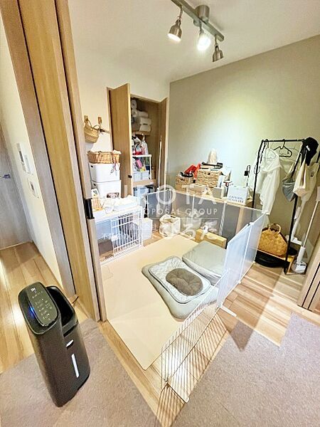 リビングと居室が隣接しており、来客時は仕切るなど状況に応じて利用できます。