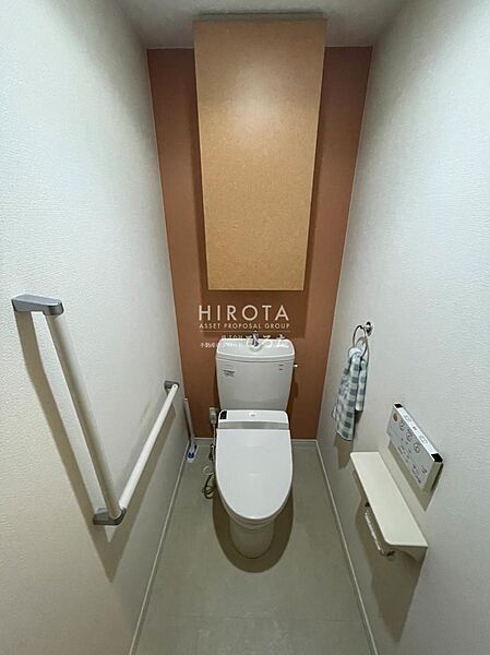 ウォシュレットつき　落ち着いた印象のシックな空間になっています
