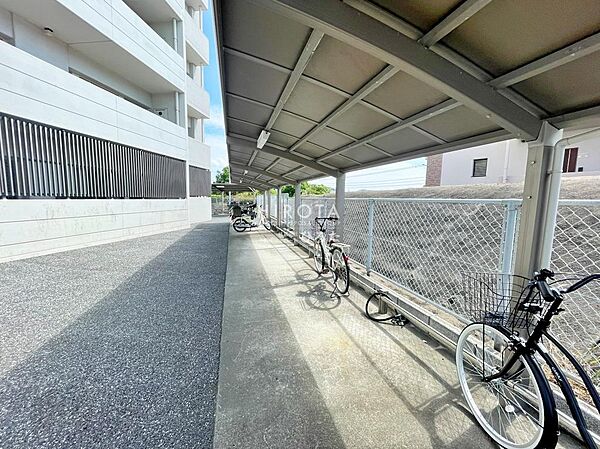 近隣に商業施設が揃っているので自転車やバイクがあれば便利です。