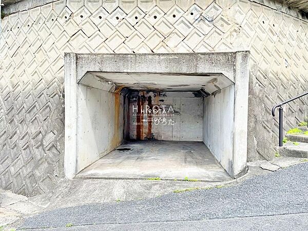 駐車場は2台駐車可能です。