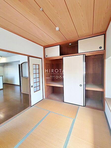 造り付け収納で余分な家具を置かなくて良いので、お部屋がすっきりして広く使えます。