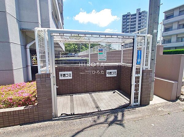 ゴミステーションには柵があり、鳥等に荒らされる心配が少ないのが嬉しいですね。
