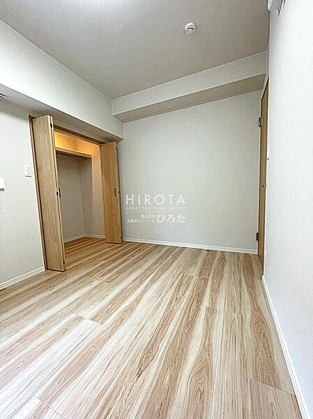 木目の美しいフローリングを採用しています