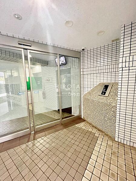 入り口はガラス張りなので常に明るく　　