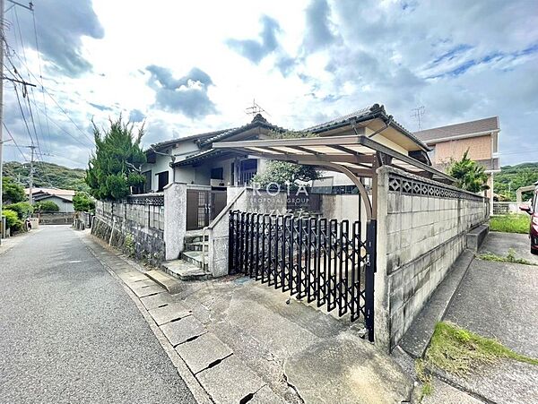上物あり(木造瓦葺平屋建、119.82平米、昭和49年10月築)、現況渡し。