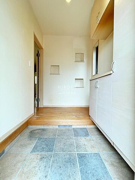 収納だけでなく、靴箱の上にカギ等の物を置けたり飾りができたりと、お好きにアレンジできる玄関です。