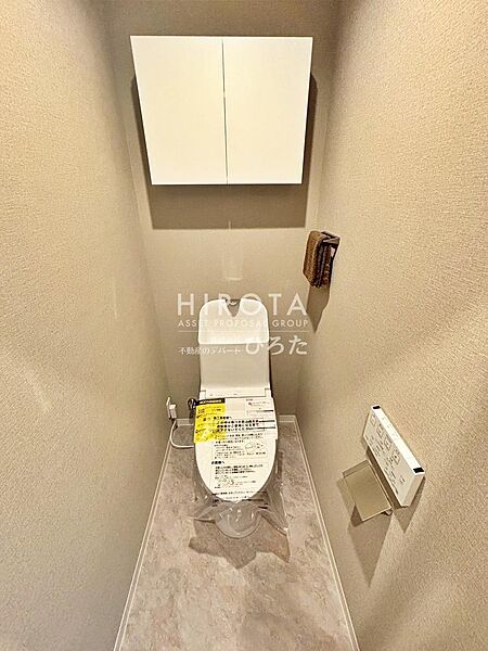 温水洗浄暖房便座が魅力的なトイレです。収納スペースがあり嬉しいですね。
