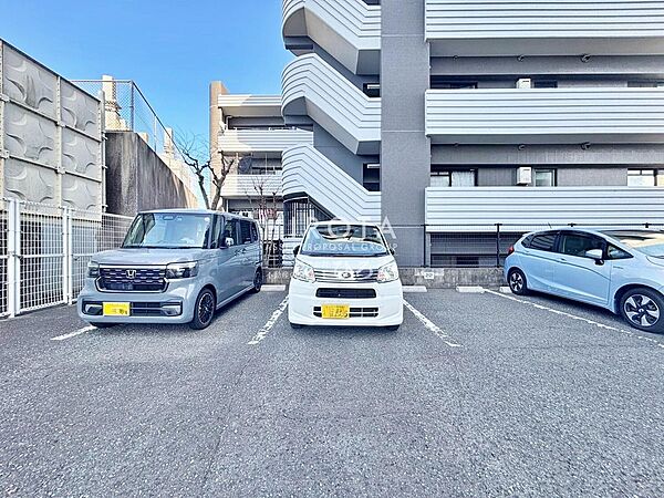 敷地内駐車場1台継承可能です。
