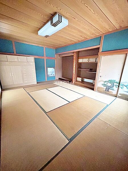 床の間があります。花瓶にお花を生けたり、掛け軸を飾ったりすると和室の良さが引き出せます。