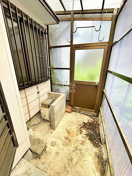 洗濯ものが雨に濡れずに干すことができます。