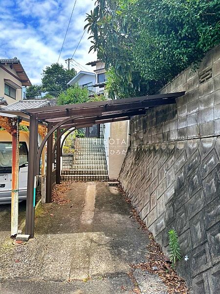 駐車1台可能な2階建の戸建ですよ　駐車可能な車種は現地をぜひご確認ください。